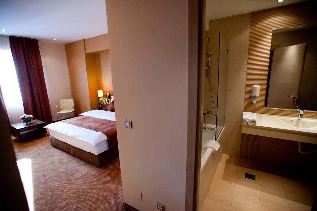 Top Rooms Aparthotel Бухарест Экстерьер фото